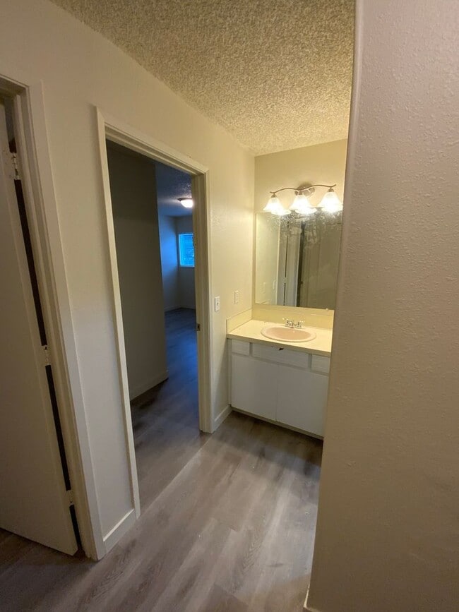 Building Photo - ** COMING SOON!** Cozy 2 Bed/1.5 Bath Cond...