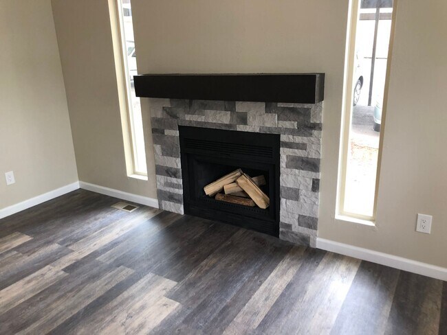 Building Photo - Four-plex Unit in Great Location!!