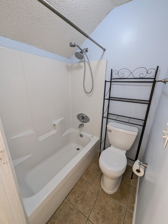 Building Photo - 437 Bridgewater Ct