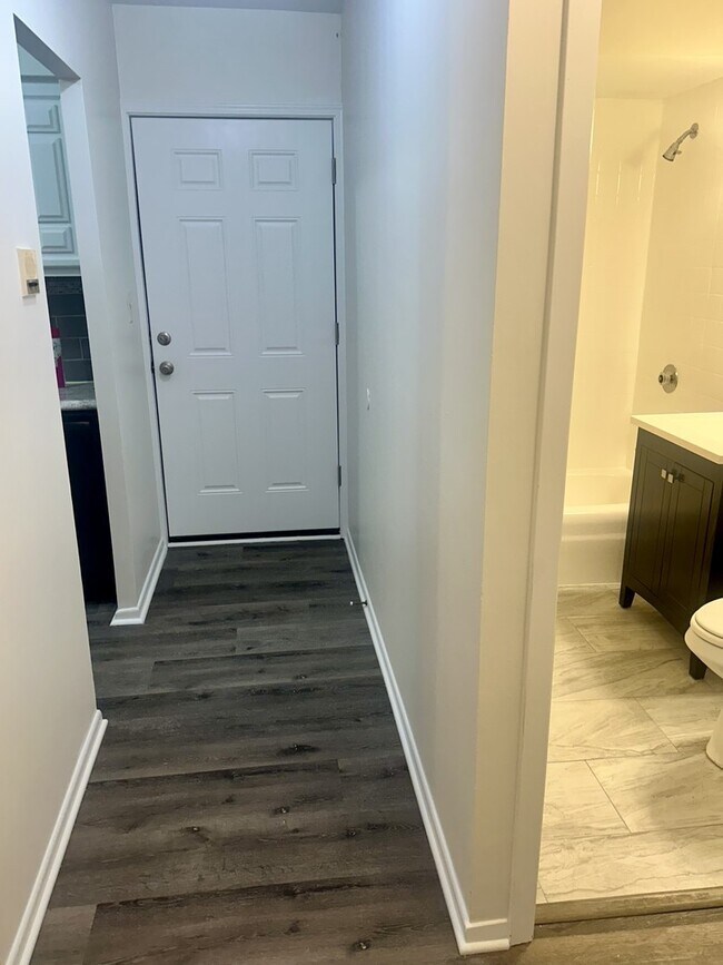 Building Photo - 1629 W Greenleaf Ave