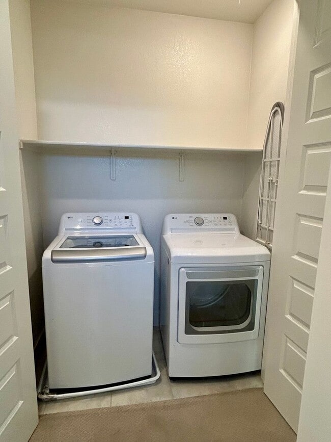 Building Photo - Centrally Located Santa Clara Townhouse