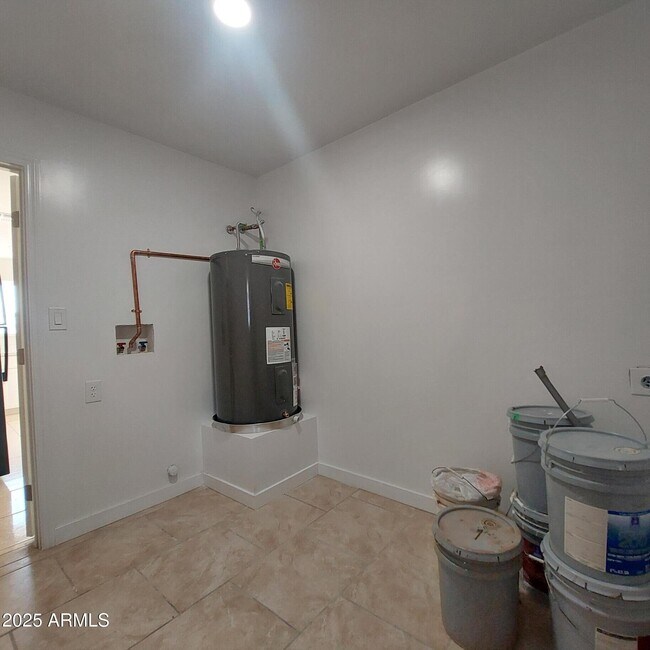 Building Photo - 3852 W Earll Dr