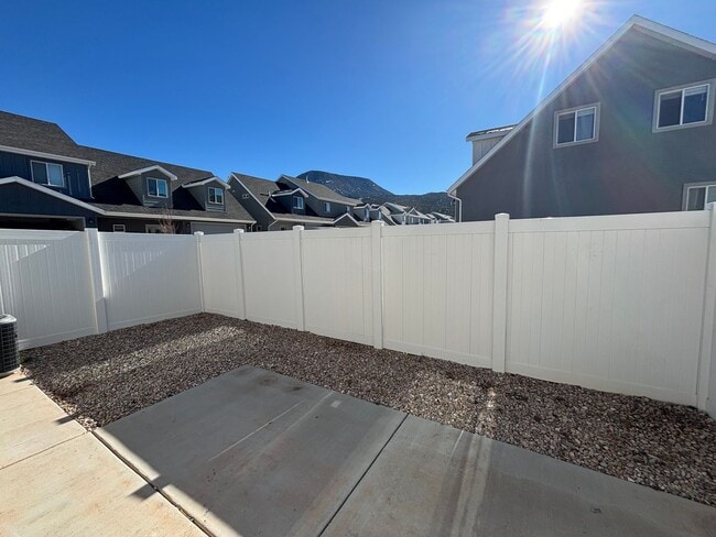 Building Photo - DARLING TWO BEDROOM TOWNHOME IN CEDAR CITY!