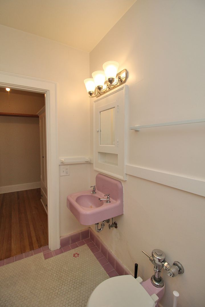 Building Photo - 1943 NW Irving St