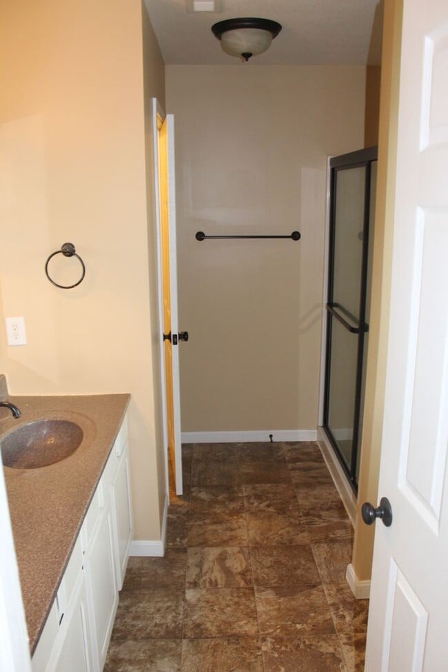 Building Photo - Spacious 4 Bedroom Home in Avon!