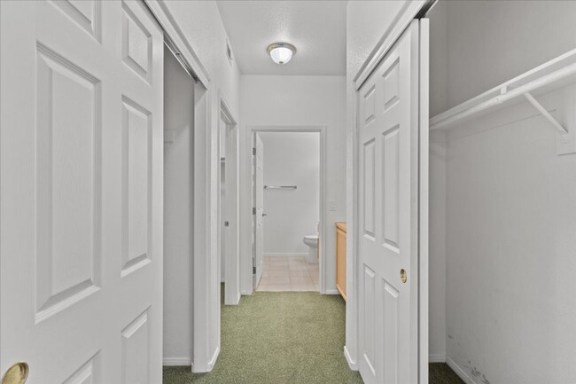 Building Photo - 2 Bedroom Condo Available in September!