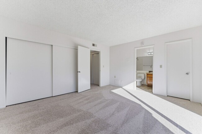 Building Photo - Spacious Westside Townhome Near Parks, Trails, and the Beach