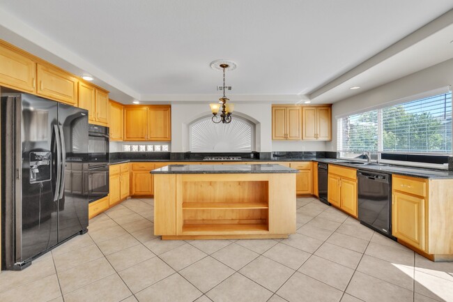 Building Photo - LUXORY 5 BEDROOM 3 1/2 BATH HOME LOCATED I...