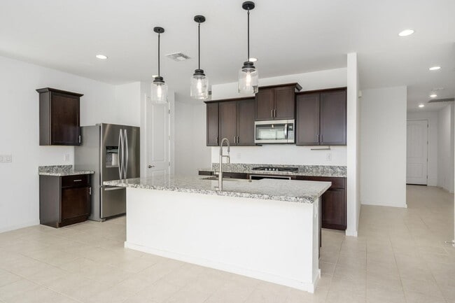 Building Photo - 17837 W Pinnacle Vista Dr