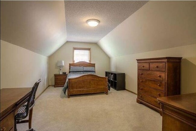 Building Photo - Beautiful 4 Bedroom in Blue Valley Schools