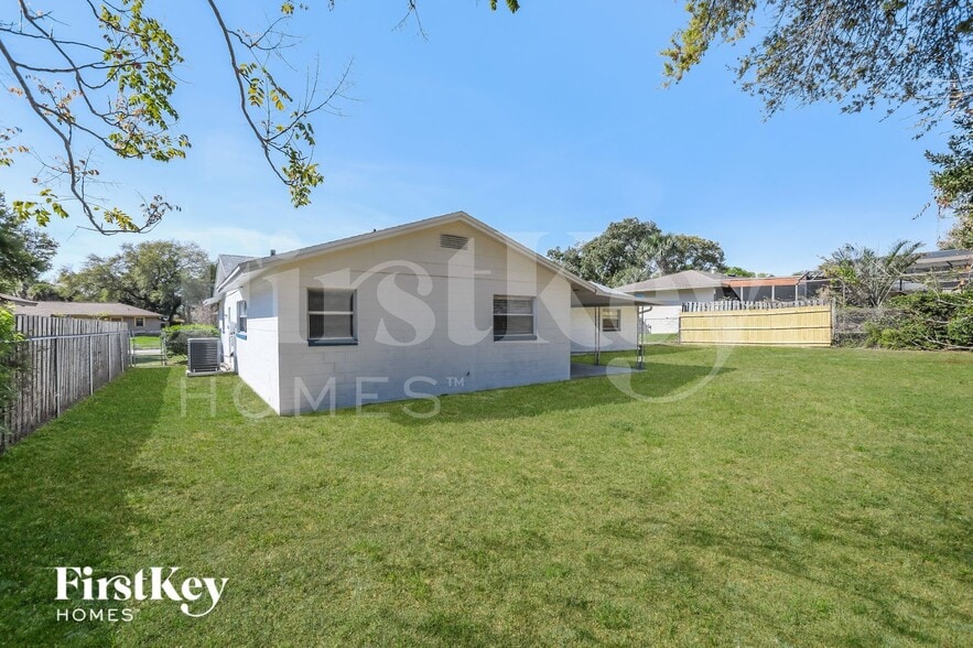 Building Photo - 7033 Crestlake Dr