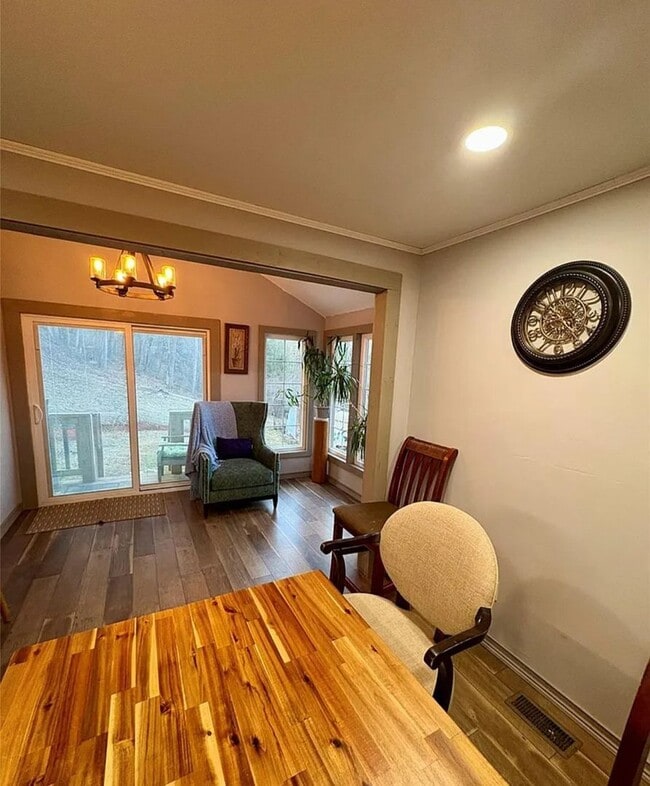 Building Photo - 2050 Blowing Rock Blvd