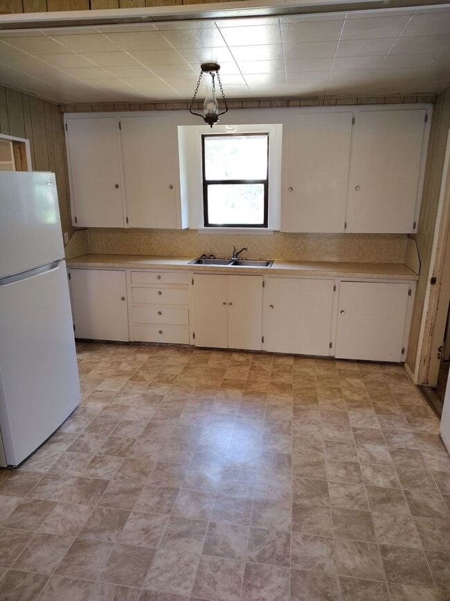 Building Photo - Great 2-bedroom home close to downtown