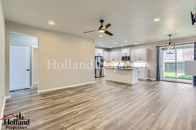 Building Photo - Modern Stylish 3-Bed Home in Prime Hillsbo...
