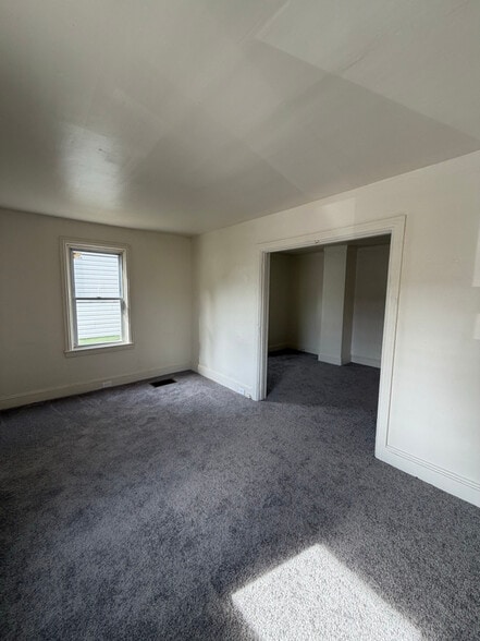 Building Photo - 617 E Chestnut St