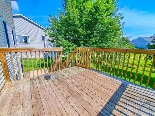 Building Photo - 3 Bedroom 3.5 Bath Urbandale Home Waukee S...