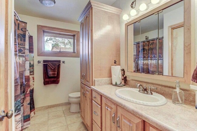 Building Photo - Adorable 2 bed / 1 bath Log Cabin