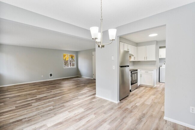 Building Photo - Charming, newly renovated West Linn apartment