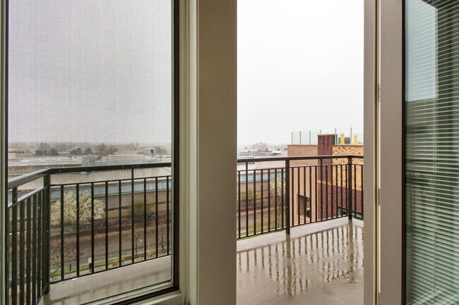 Building Photo - Gorgeous 2 BD/2BA Top Floor Condo In Great Peloton Community! Available August 7!