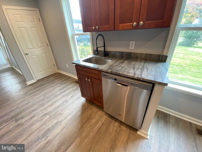 Building Photo - 2605 Maple Ave