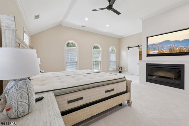 Building Photo - 5 Shores Rd