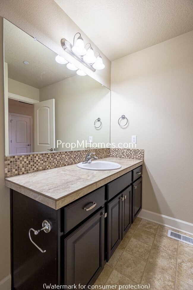 Building Photo - Beautiful Open Concept Four Bedroom Plus Office/Den in Villebois!