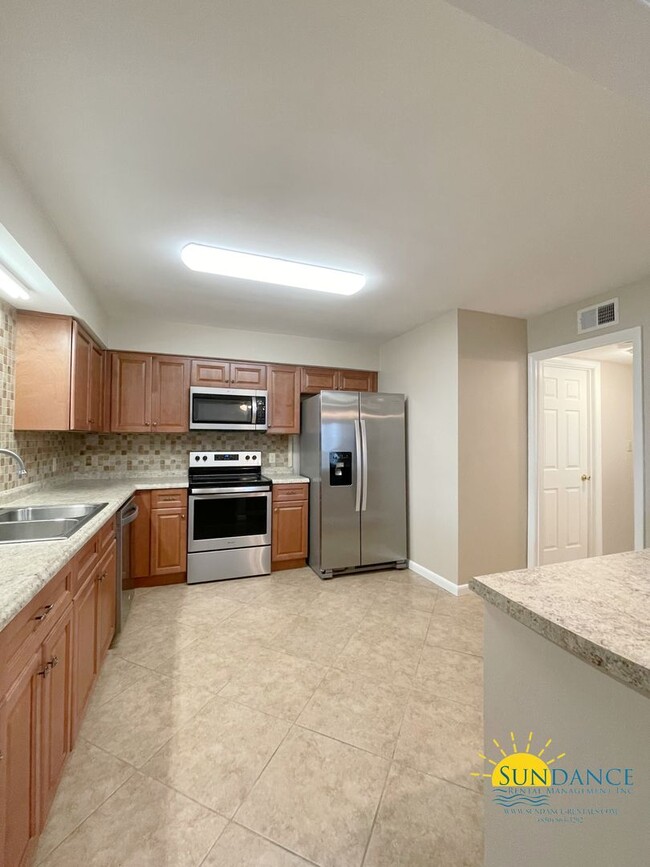 Building Photo - Beautiful 3 Bedroom Townhouse Close to Bot...