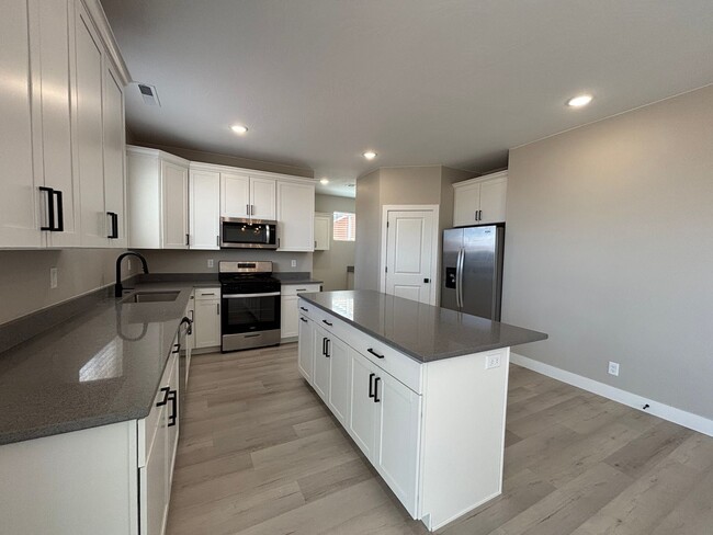 Building Photo - SPACIOUS HOME FOR RENT!