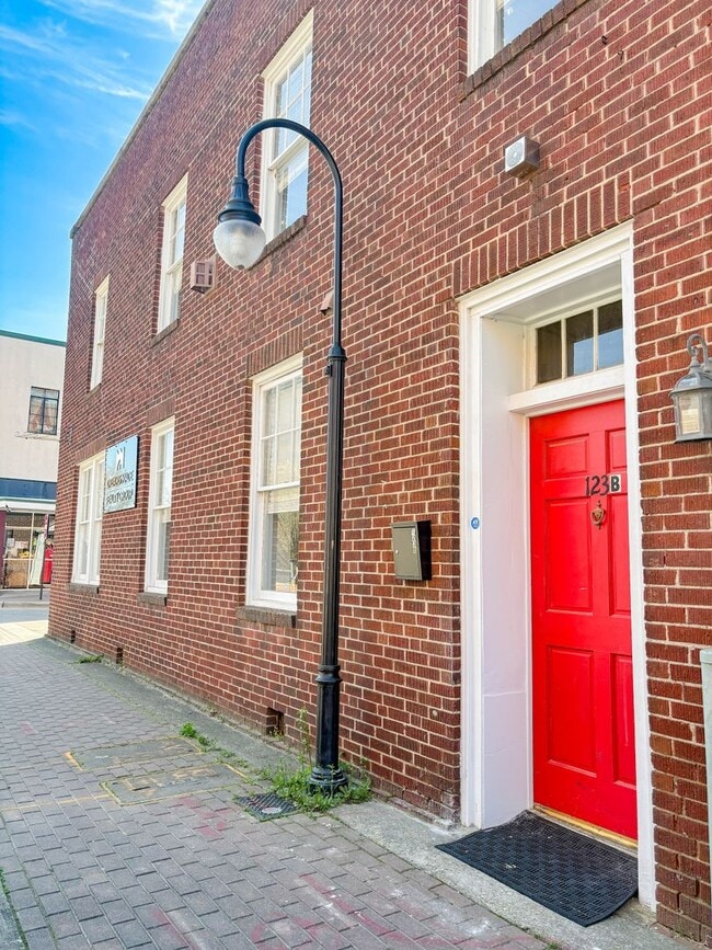 Building Photo - Downtown Living! 2 Bedroom 2 Bath Apartment (No Pets)