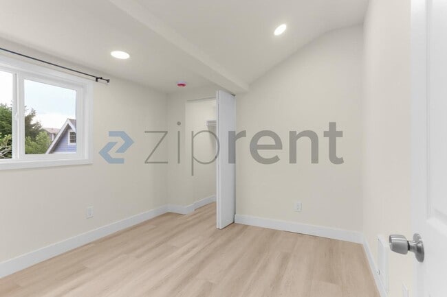 Building Photo - Unit