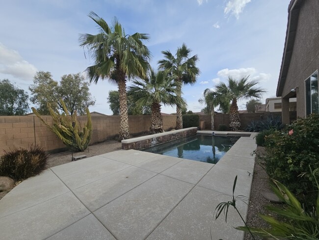 Building Photo - 906 E Pasture Canyon Dr