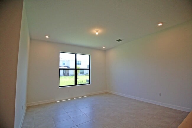 Building Photo - 14050 SW Thorens Dr