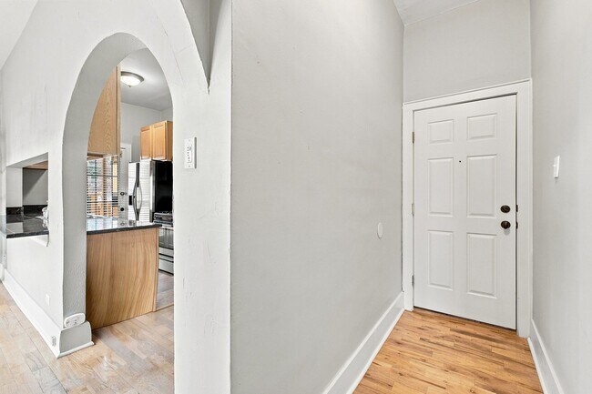 Building Photo - Charming 2-bedroom, 1-bath condo located in the heart of Denver