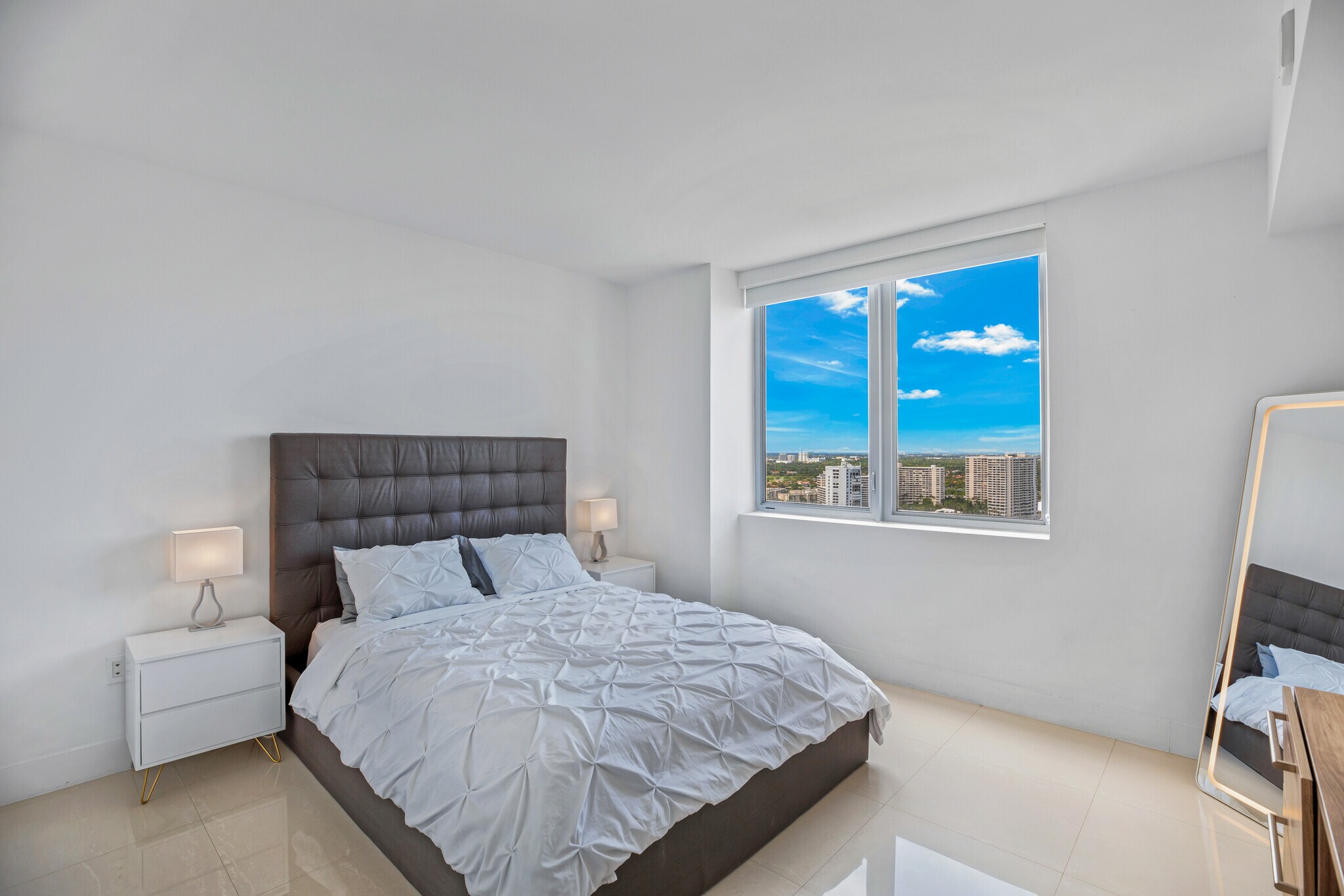 Building Photo - 2600 E Hallandale Beach Blvd