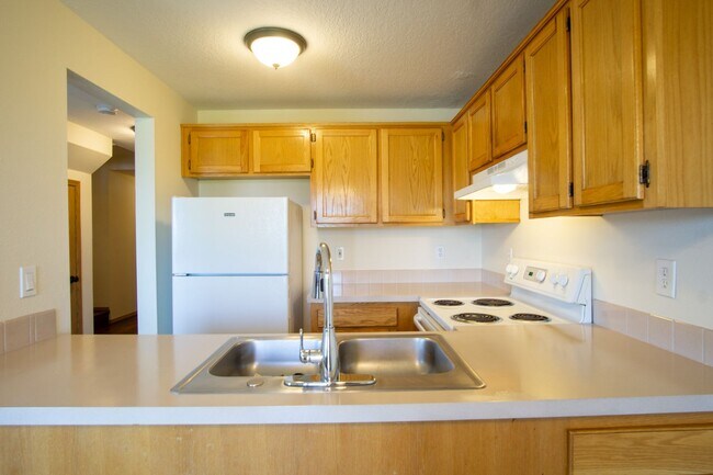 Building Photo - Great Piedmont 3 Bdr Townhouse w/Fireplace, DW + Garage!