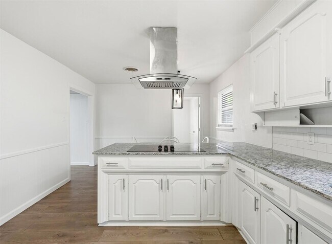 Building Photo - 2121 Canton Dr