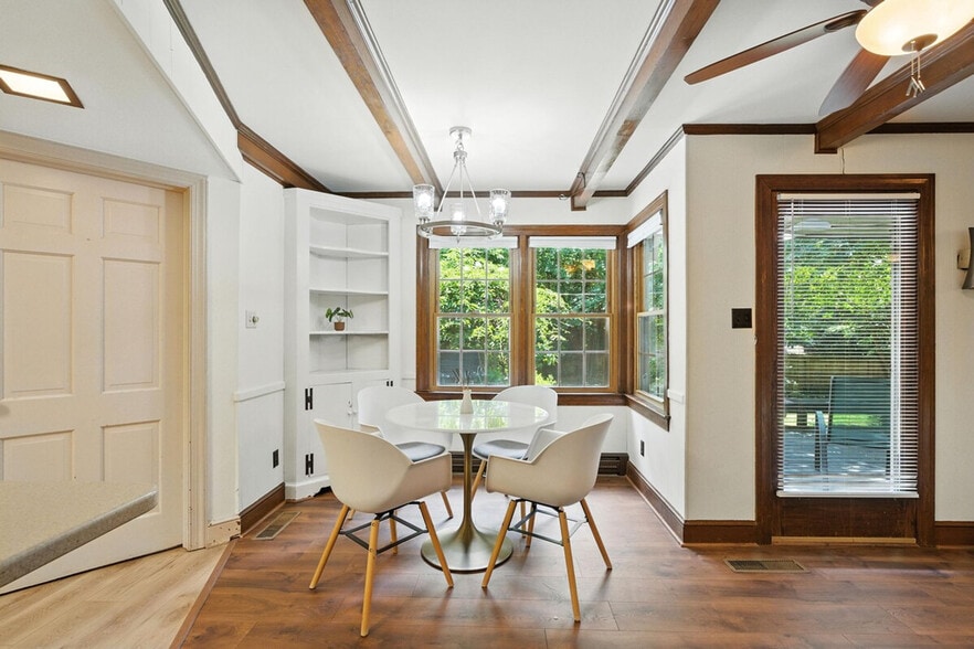 Building Photo - 1421 Lynn Rd