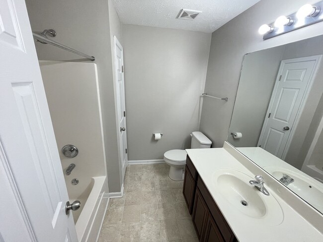 Building Photo - Woodland Pointe 3 bedroom condo w/ 1 car g...