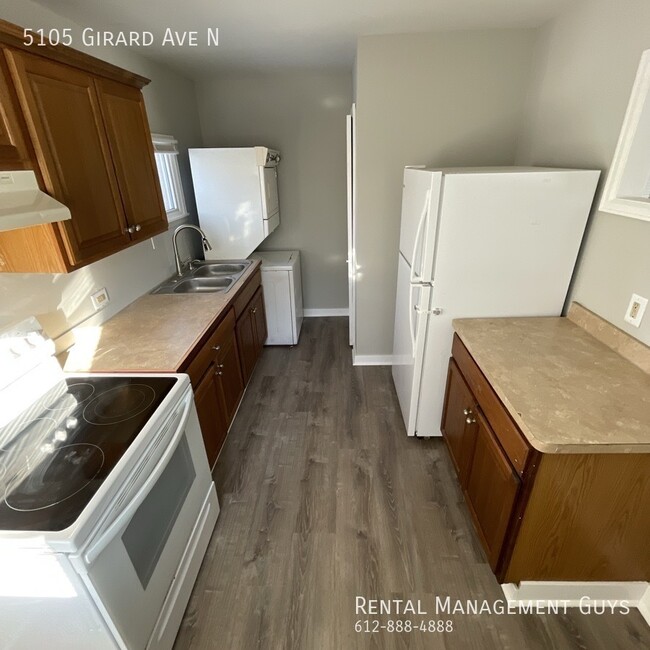 Building Photo - 2 Bedroom Home! Private laundry/ New Floor...