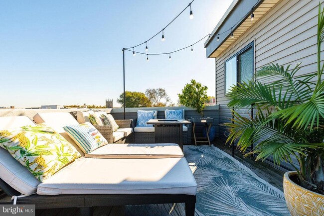 Building Photo - 1647 E Eyre St