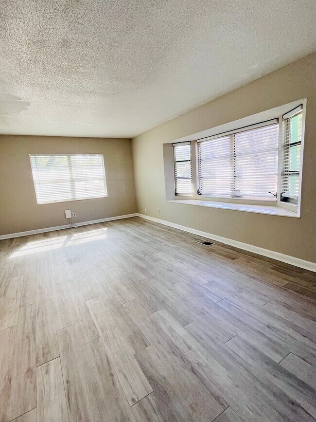 Building Photo - 3 Bed/2 Bath with one car garage home located in Jake Gaither Neighborhood!