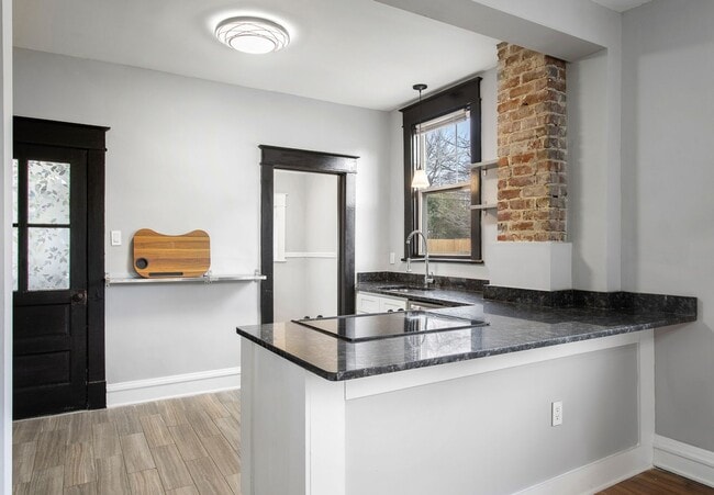 Building Photo - $2,000 / 3 br / 2.0 ba / 1,249 sqft