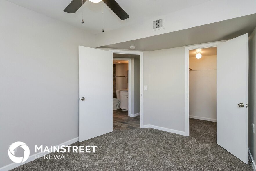 Building Photo - 8902 W Vernon Ave