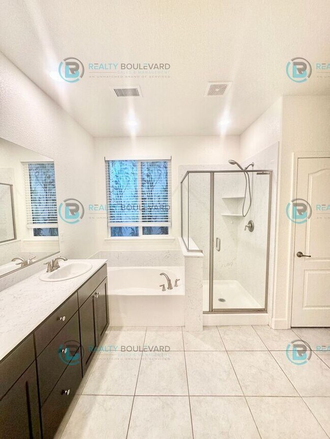 Building Photo - Beautiful 4 Bedroom, 2 Bathroom, 2 car garage, Single Story Home