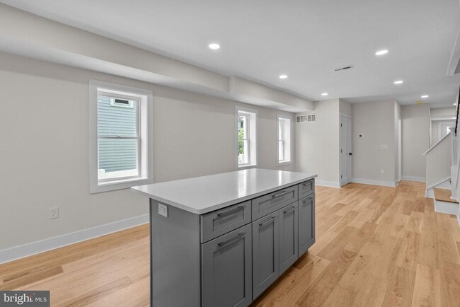 Building Photo - 334 Maple Ave