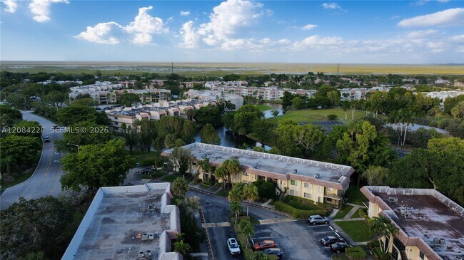 Building Photo - 310 Lakeview Dr