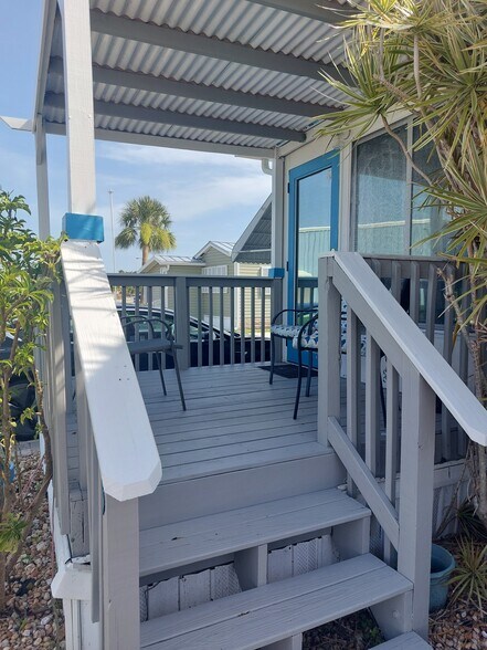 Covered front porch - 1475 Flamingo Dr