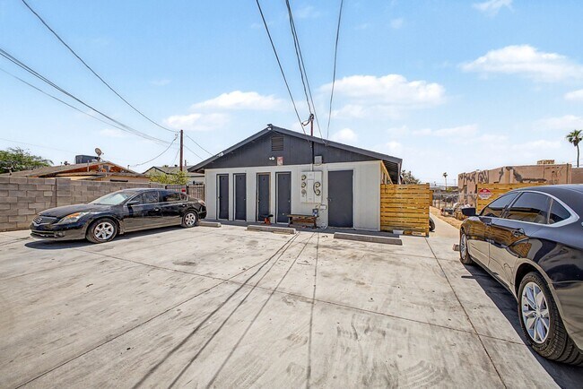 Building Photo - 1438 E Adams St