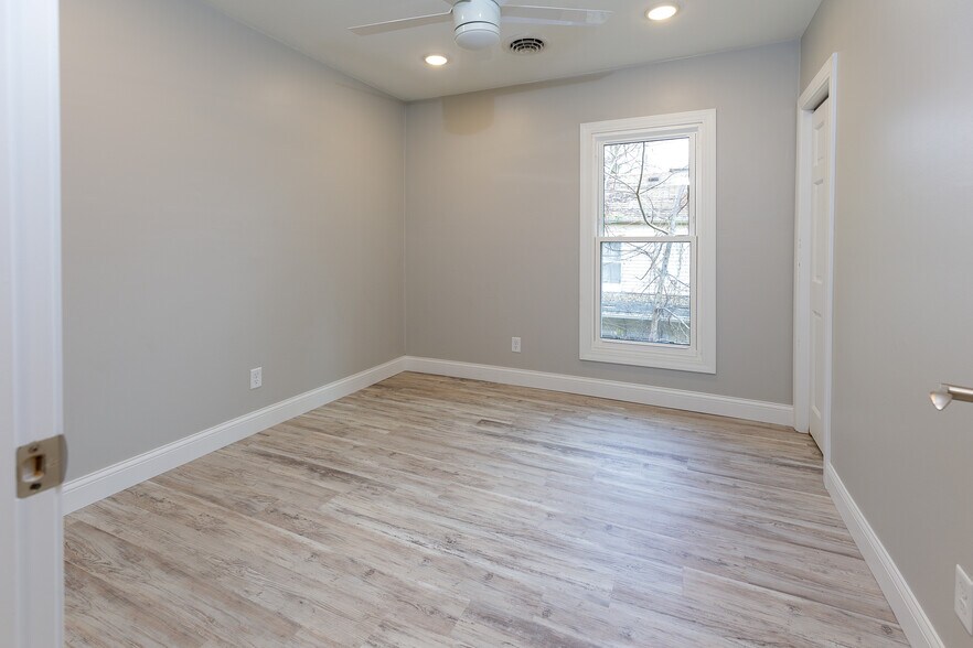 Building Photo - 805 E Olive St