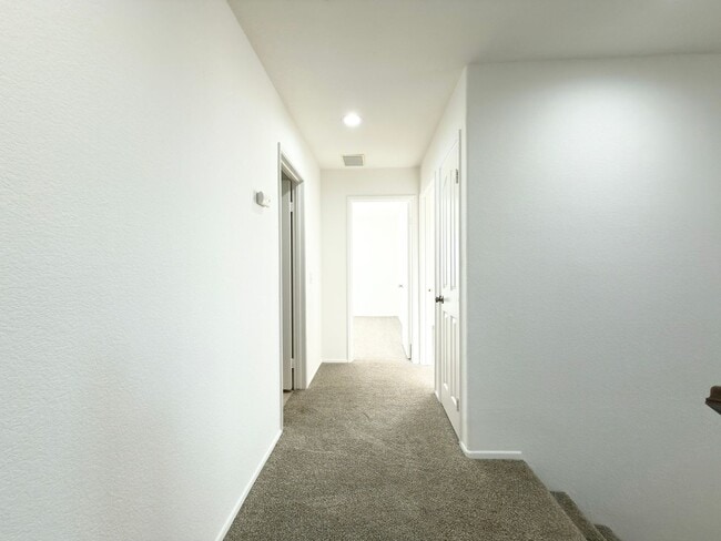 Building Photo - Spacious Home with Expansive Loft!